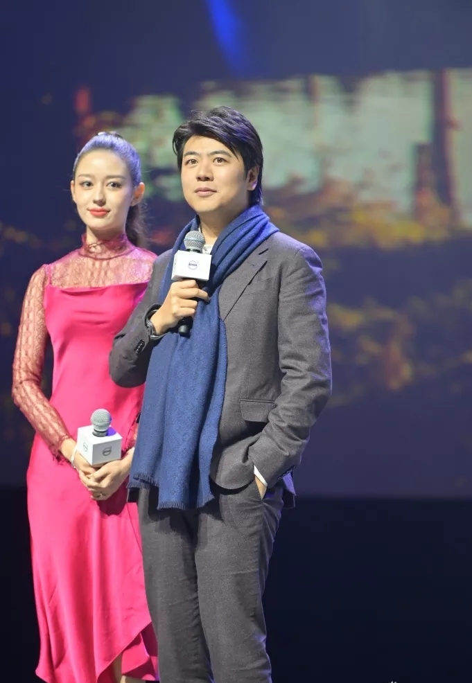 吉娜穿吊带礼服弹钢琴,吉娜一袭复古白色蕾丝裙笑颜甜美