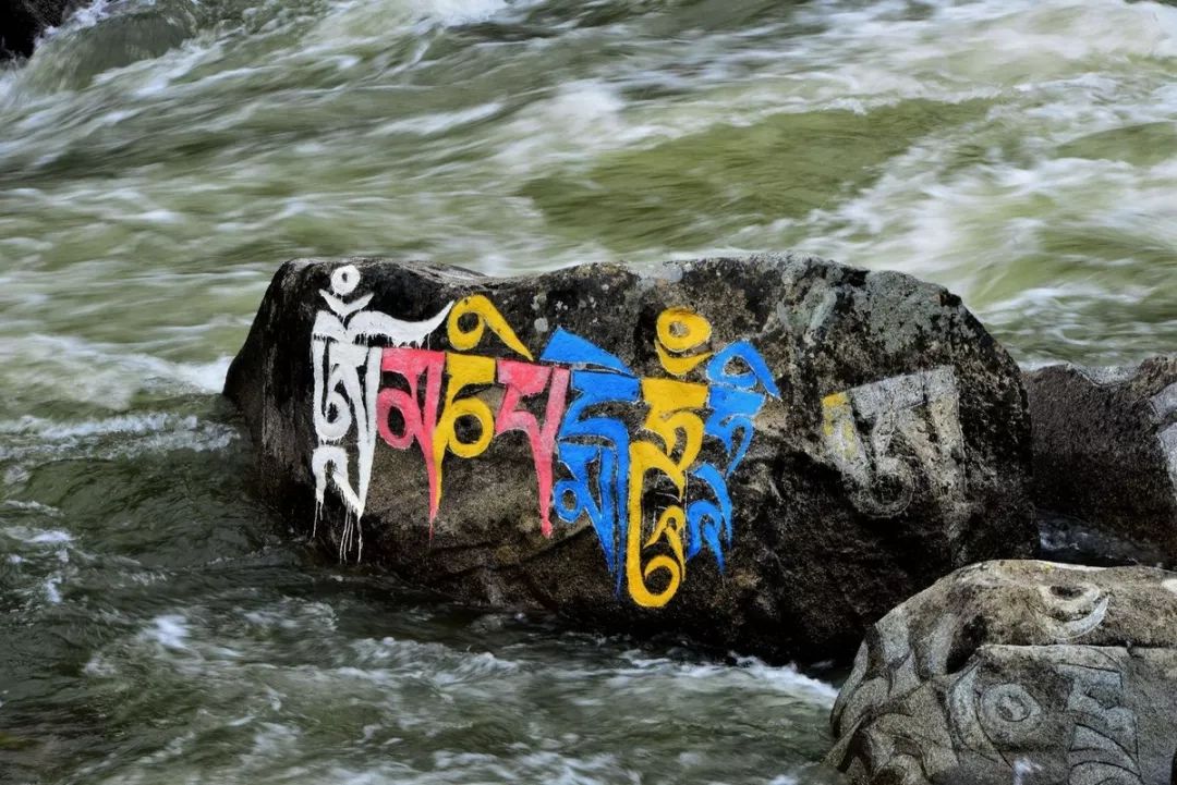 玛尼石凝固在石头上的信仰,玛尼石藏文