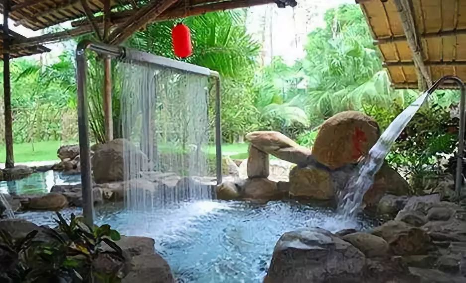 天气越来越冷了出来泡个温泉,天气渐凉适合泡温泉