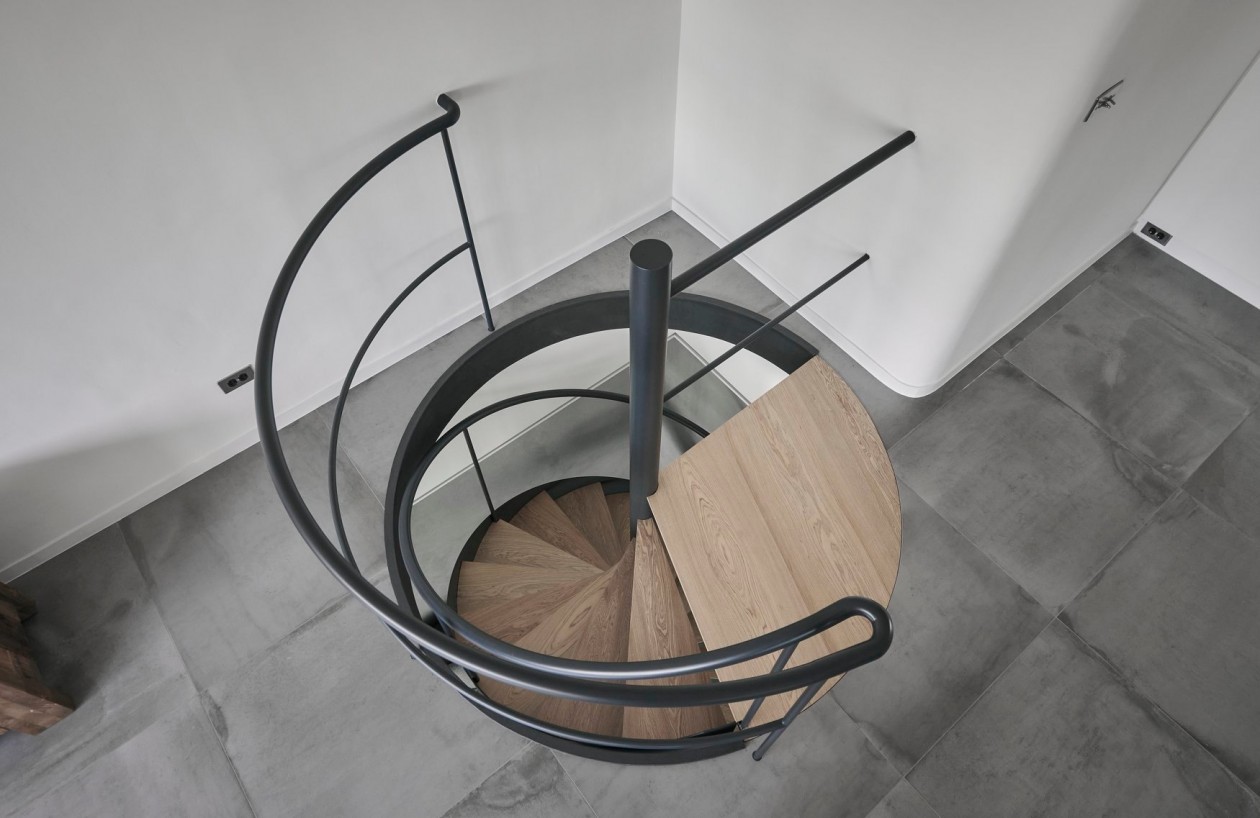 200㎡简约水泥系楼中楼，掇拾30年老宅融洽光景！原木家具