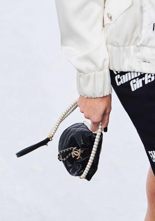 珍珠帽子白色怎么搭配好看,休闲穿搭适合戴的珍珠