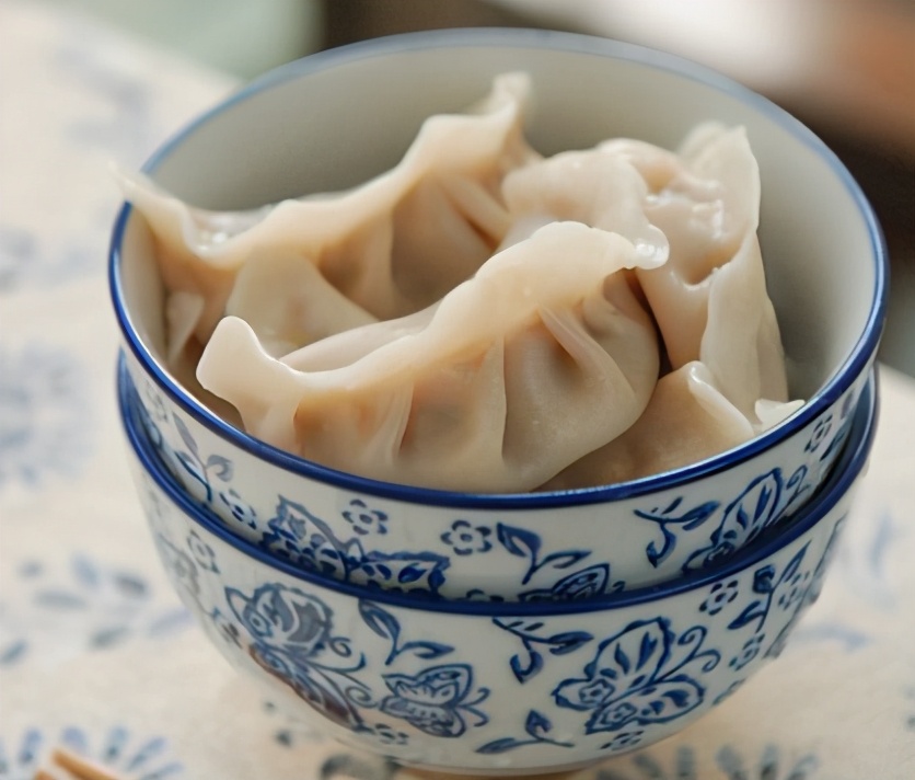 水煮饺子放什么煮才不会开口呢,煮新鲜饺子的不破皮正确方法