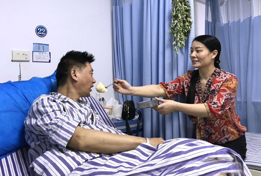 端午艾香传真情，恒生情暖病房，爱洒社区