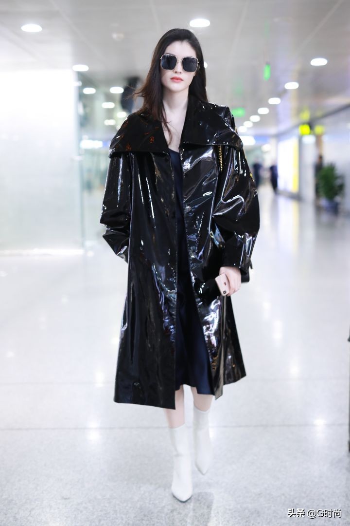 闪亮的漆皮元素又流行回来了，一穿就酷帅时髦到不行