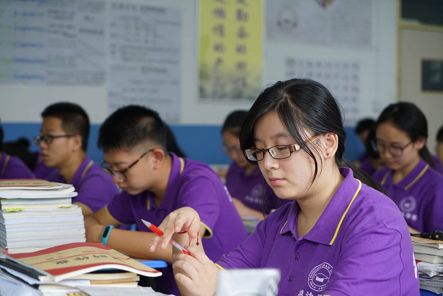 今年想复读可以降级复读吗,三年没好好学考了350能复读么