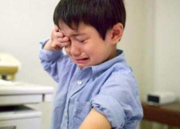 当邻居大娘的“咸猪手”，伸向娃的裤子时，家长再得罪人也要阻止