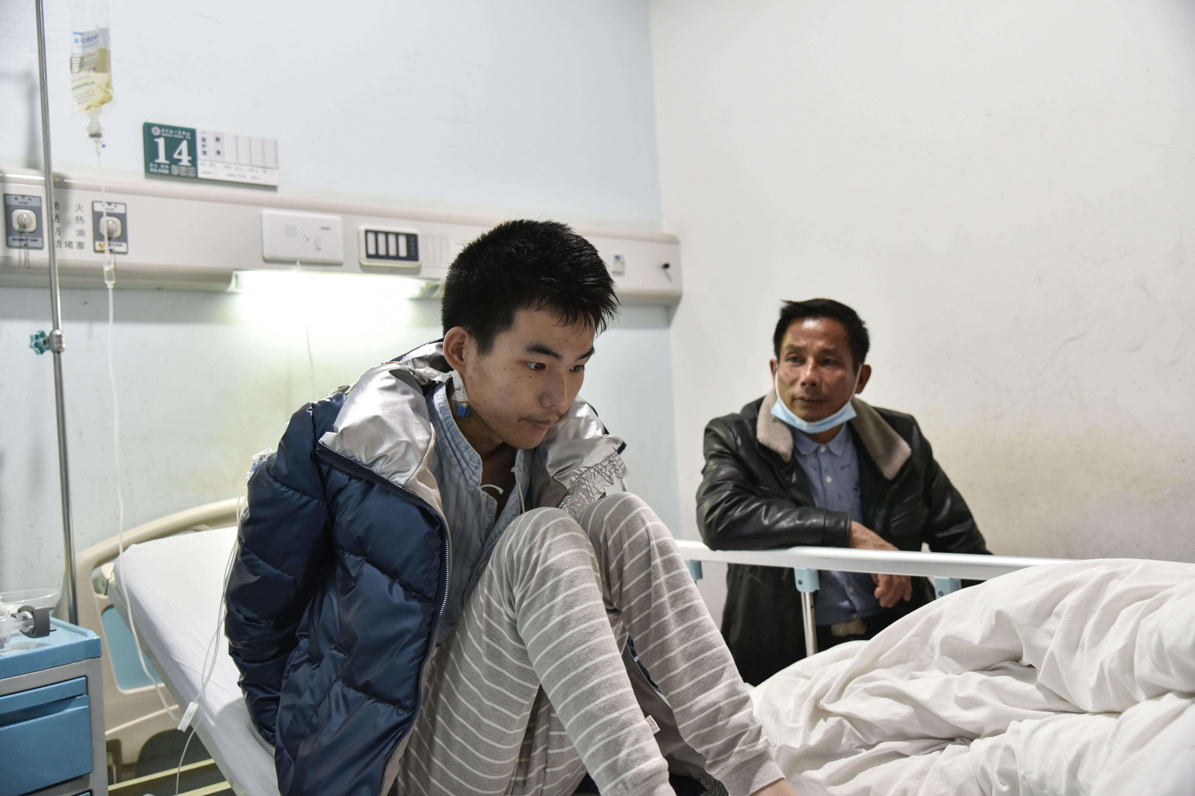 小男孩得了重病劝妈妈再生一个,16岁男孩跪求母亲放弃治疗后续