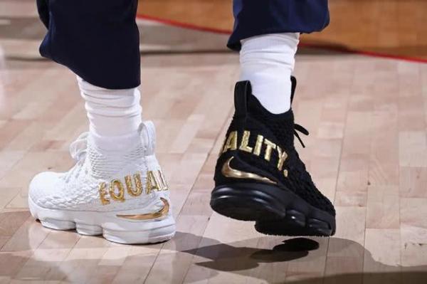 NBA黑人月配色球鞋