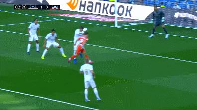 西甲裁判遭受围殴,皇马围攻裁判视频