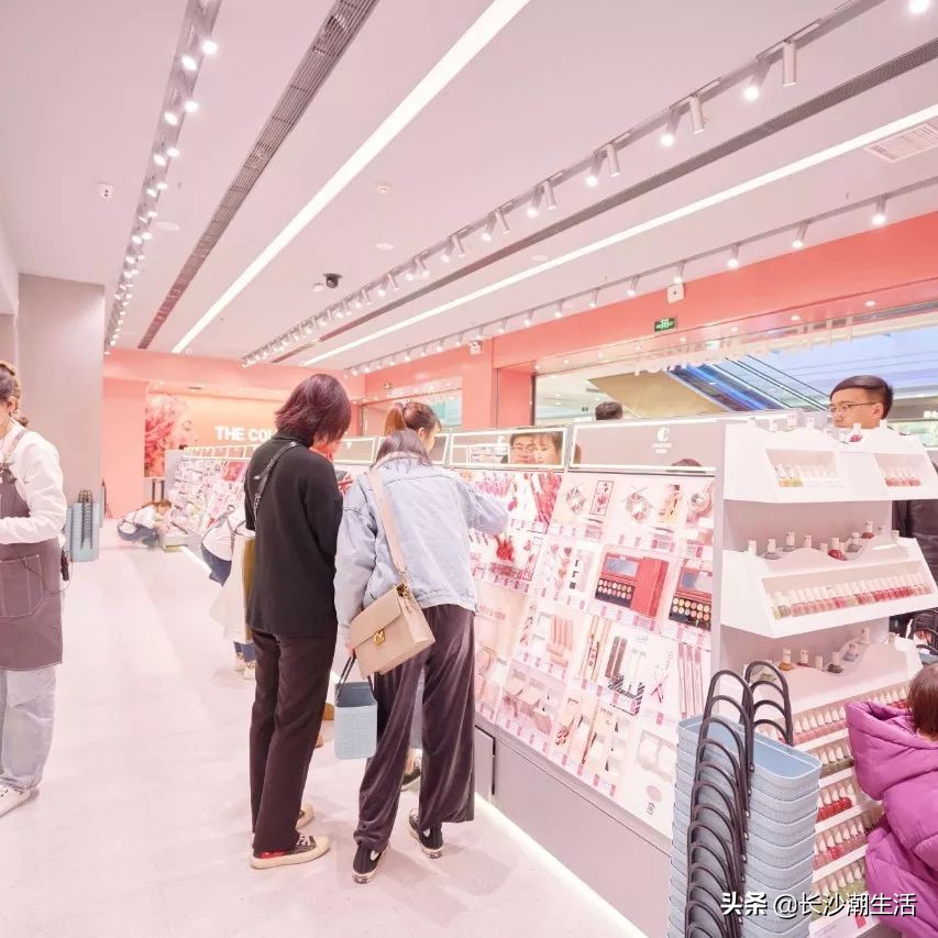 超强彩妆王国登陆长沙！带你一秒变身调色师