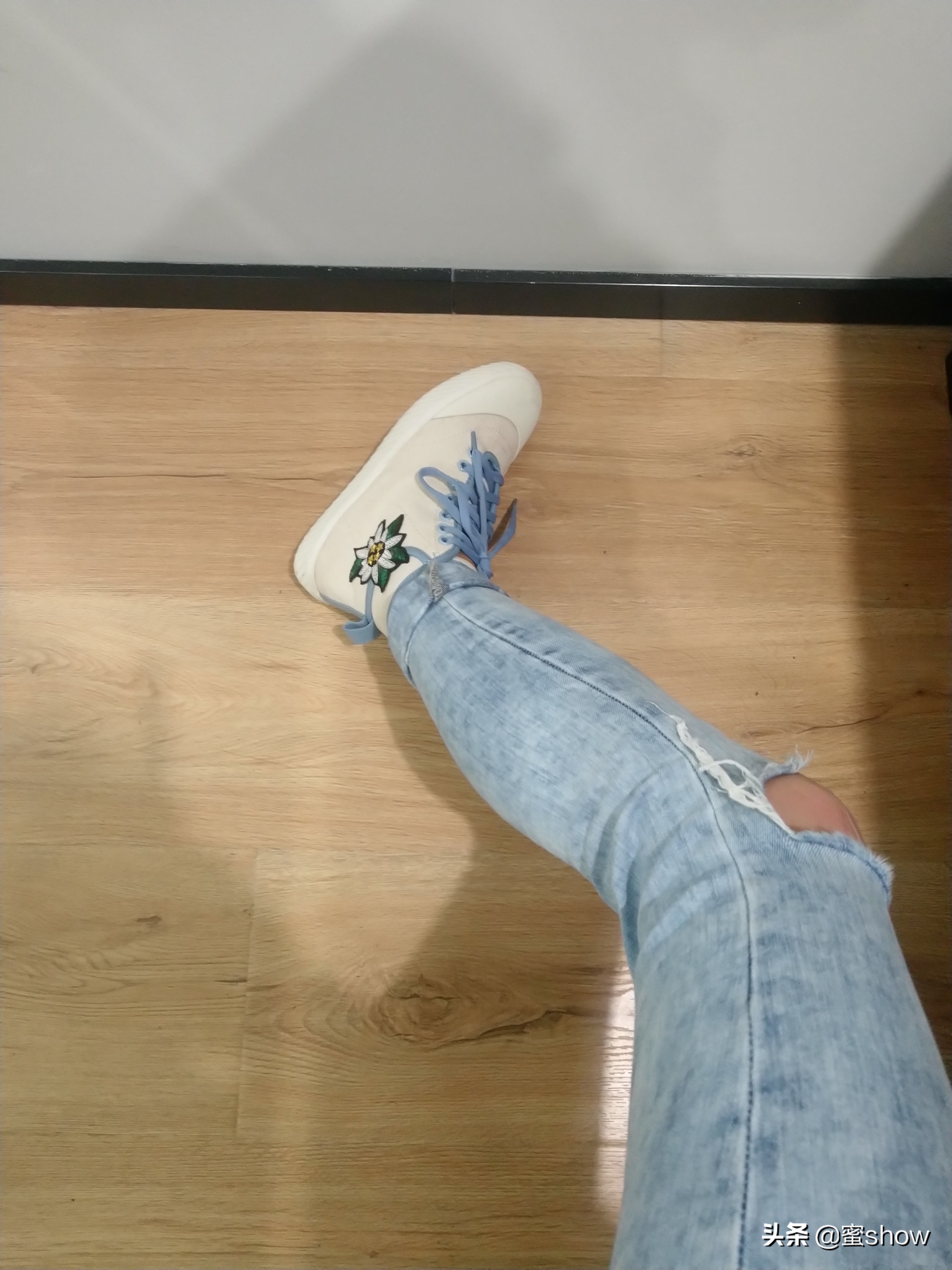 如何挑选高跟鞋才不挤脚,什么牌子的高跟鞋穿着舒服不磨脚