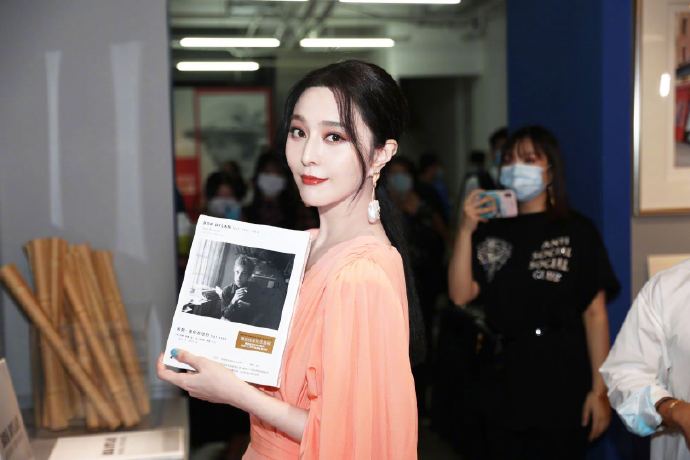 范冰冰一身粉色长裙亮相的活动,范冰冰白色长裙美照