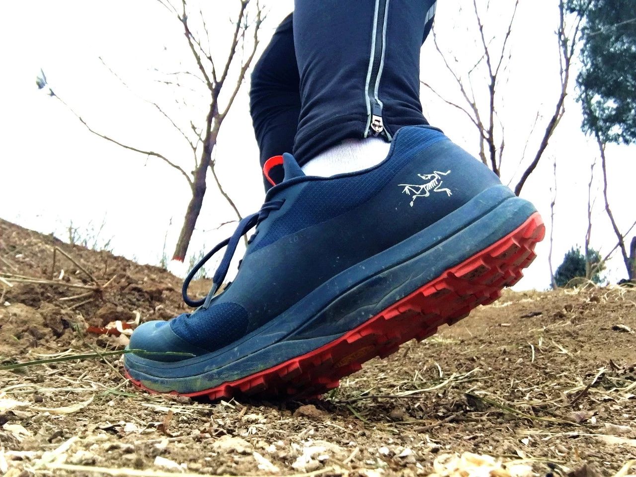 公认脚感最好的户外鞋始祖鸟,始祖鸟越野跑鞋高帮灰色