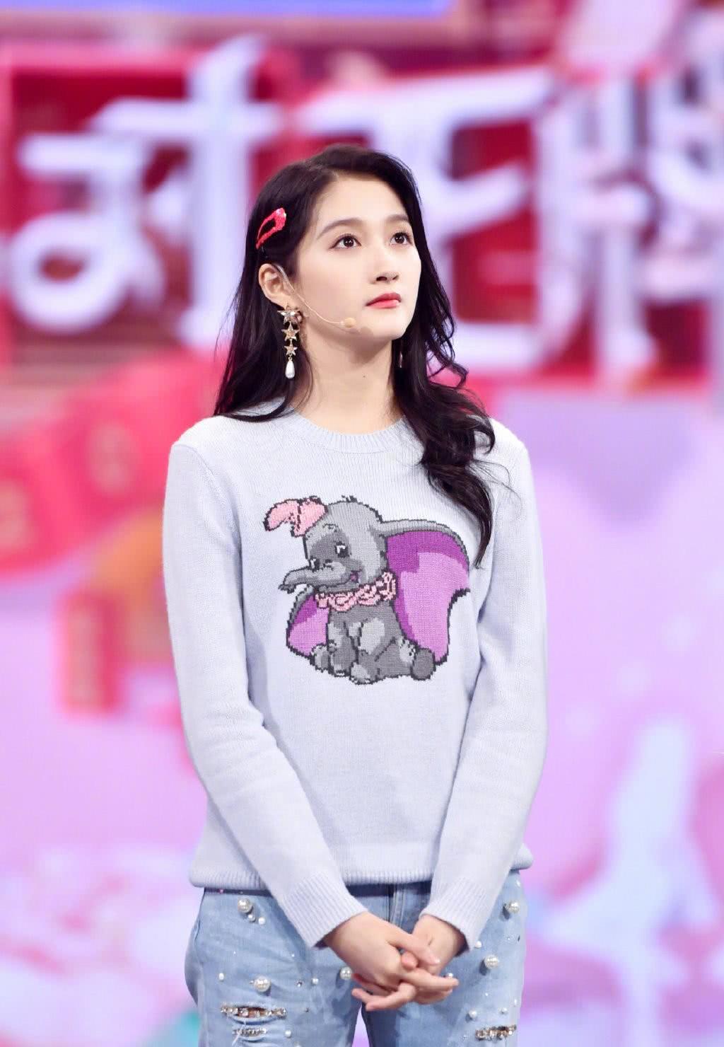 关晓彤穿7千5的裙子拿5千的包，合影豪车，霸气得不像22岁