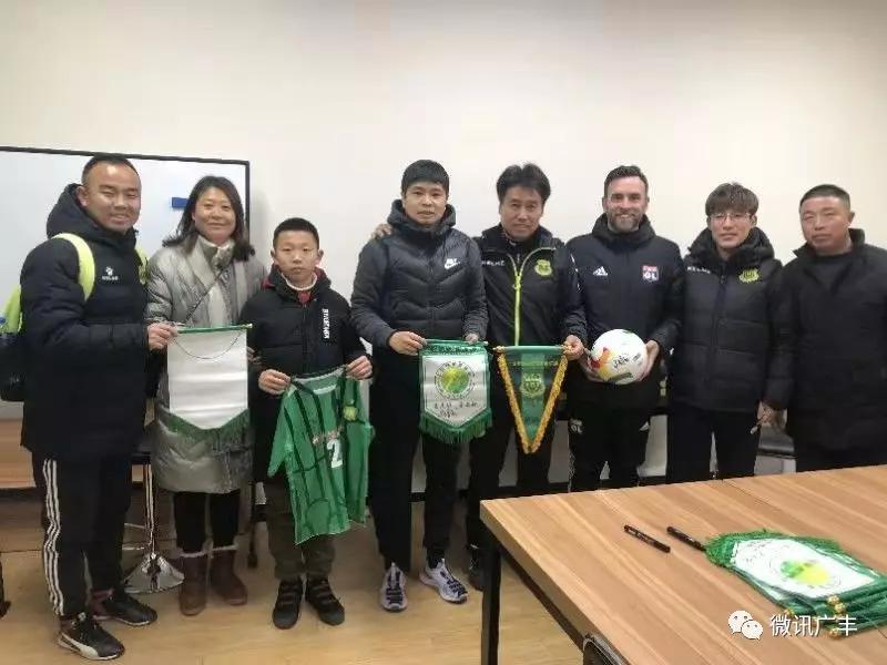 上饶青少年足球,签约中国12岁男孩足球球队