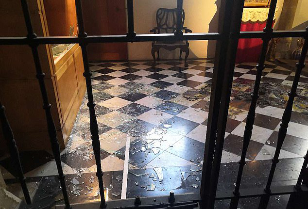 蟊贼在车前绑树干撞进教堂，抢走大量*物文**，却没认出“镇馆之宝”