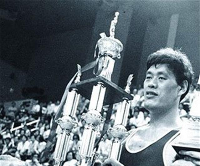 中国第一中锋穆铁柱,穆铁柱墓地