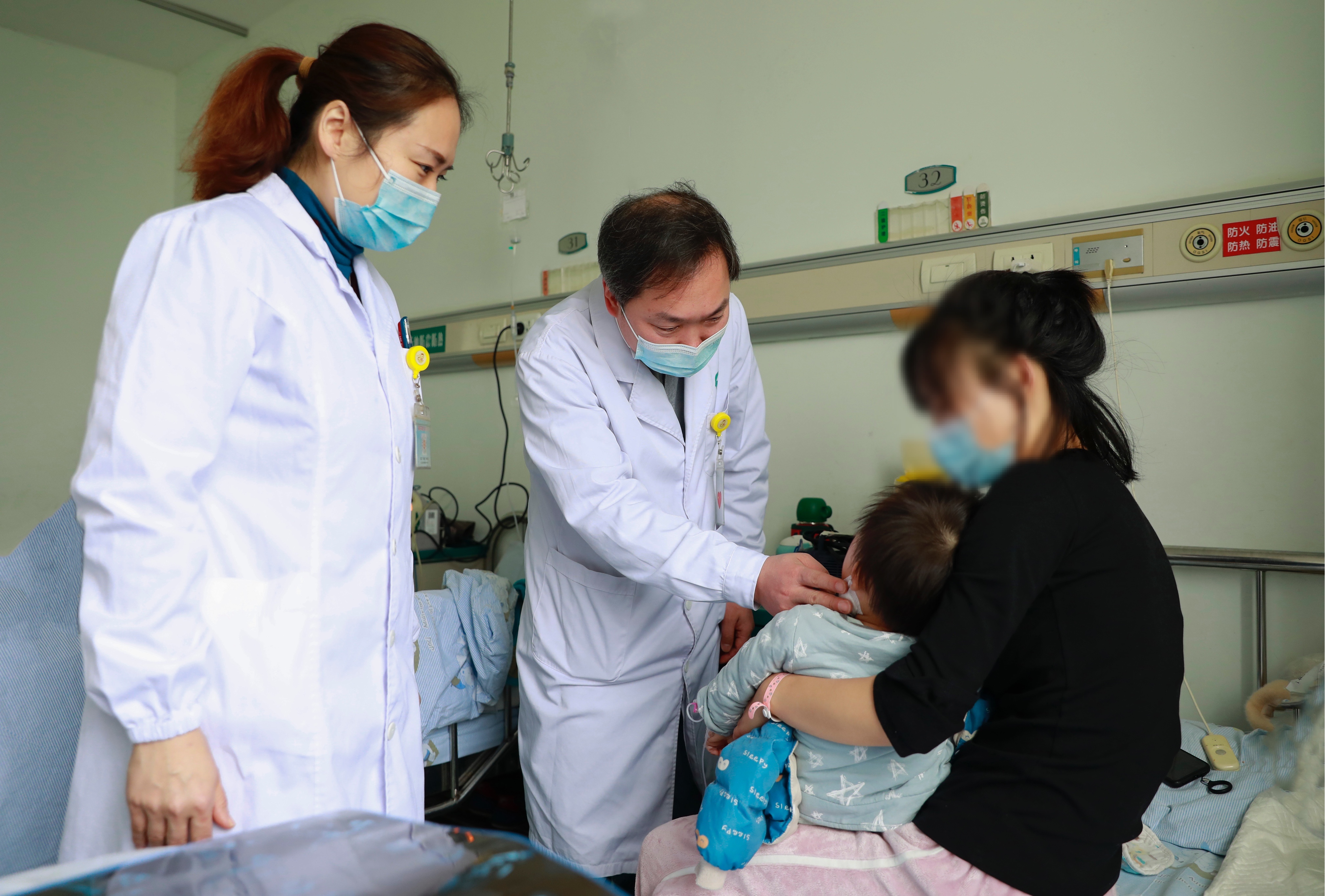 小孩脖子上有个针眼大小的洞,小孩脖子里面有个小窝流脓