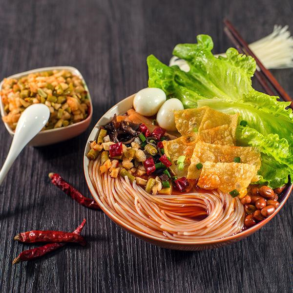 能臭一整栋楼的螺蛳粉，为什么那么臭，还有那么多人爱吃？