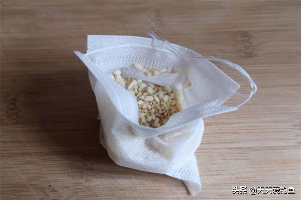 长期留鱼聚鱼的打窝方法,秋冬钓鱼怎么打窝来鱼多