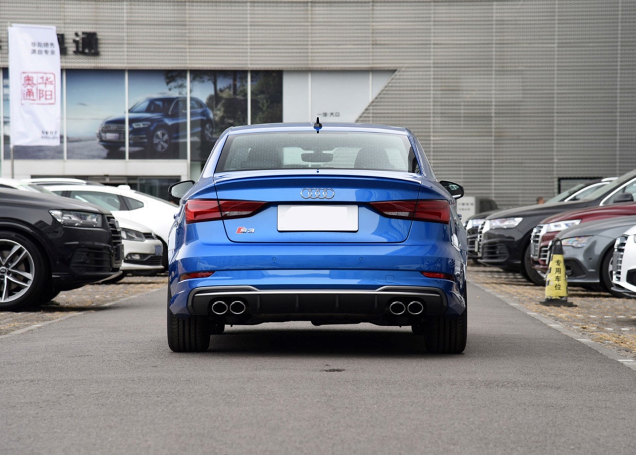 奥迪a3时尚运动版跑高速,很动感的奥迪a3高清素材