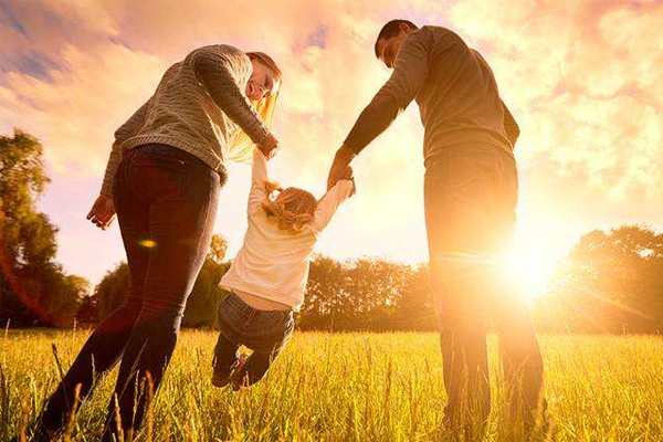 家长陪娃睡觉的图片,90后父母带孩子睡觉照片