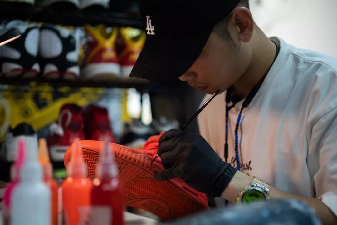 抖音万能修复神器，泡面真的能补鞋吗？专业球鞋修复师这么说