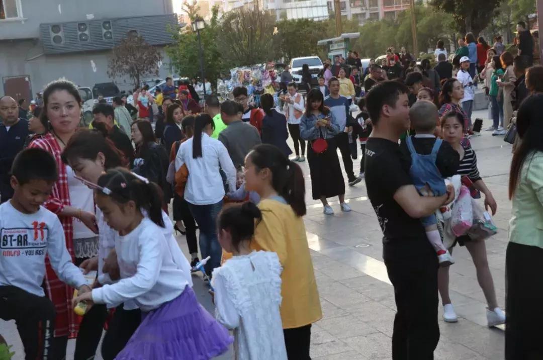 陈瑞庄心妍还有谁,庄心妍沈阳演唱会穿的红色西装