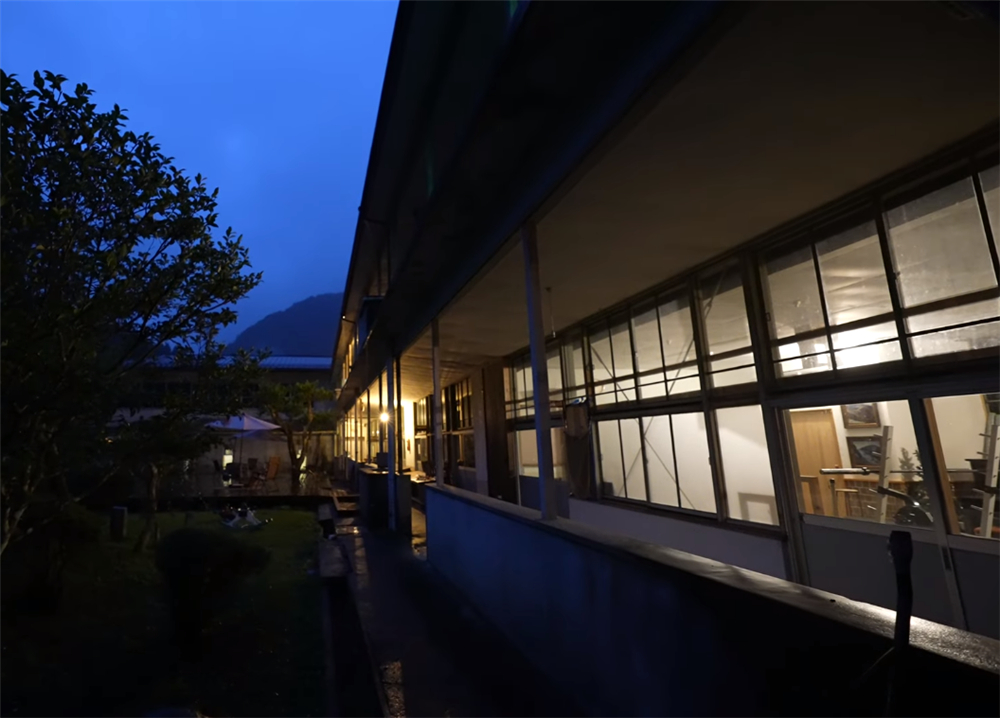 80后小伙回荒废十年的农村大学,80后小伙回荒废10年农村大学