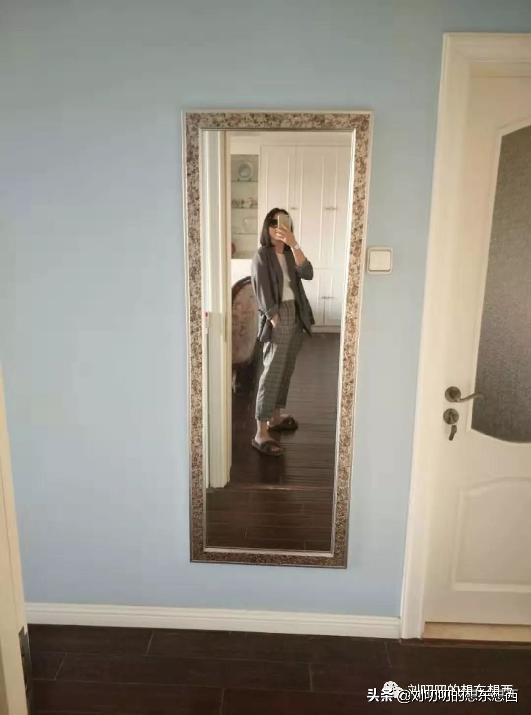 白t穿搭高级感西装,今年超级火的白t加西装外套