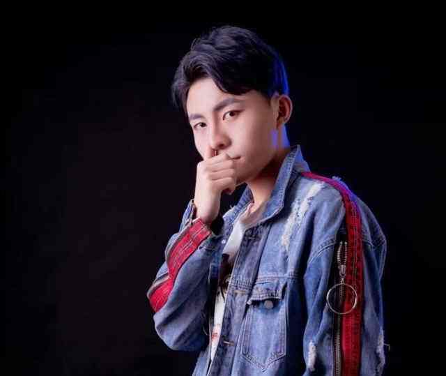 *击狙**主播明码标价:心态600,张大仙300,有人月入过万