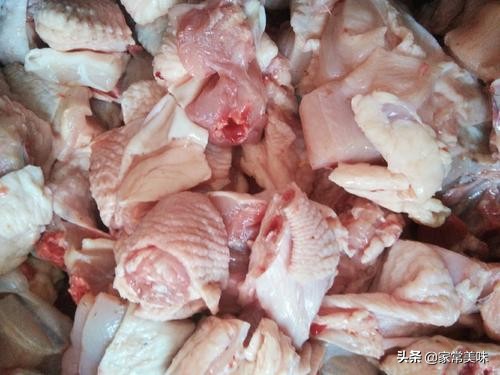 炖鸡肉时千万别直接焯水,炖鸡肉的正确方法