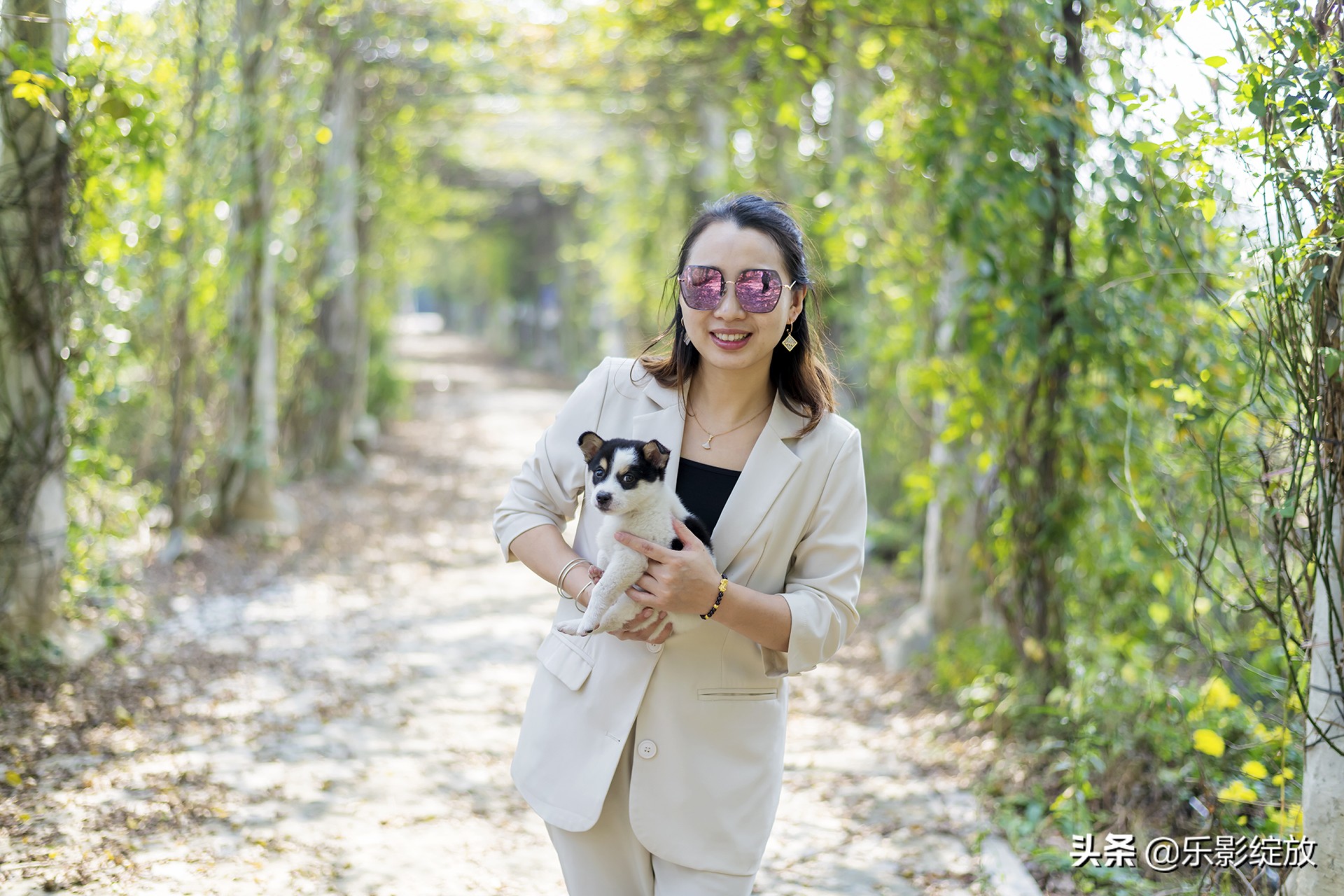 带小花狗去野外生存,带着小花去兜风