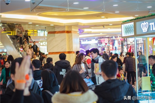 奇迹许愿圣诞树惊艳点亮，上海环球港开启奇幻童话之旅