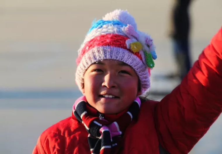 树干球门,木头球杆,不锈钢球碗山里孩子的冰雪课是这样的