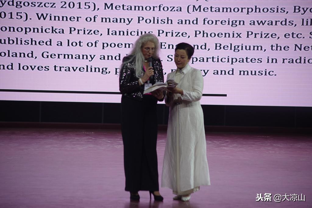 2018西昌邛海“丝绸之路”国际诗歌节首场朗诵会上主持人王明青惊艳全场今晚还可看她主持听她朗诵