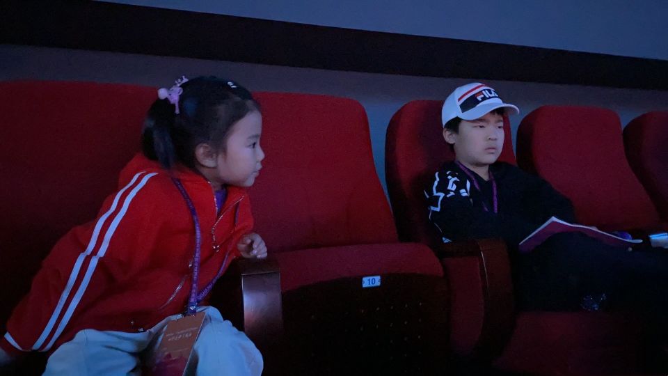 王楠女儿训练哭了,王楠女儿练球哭了