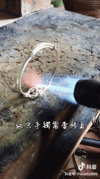 能玩摇滚也能做银镯，大山里这个银匠抖音成名后教会了我们什么？