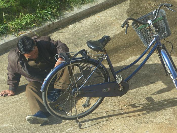 朝鲜人骑的自行车坏了，怎么修？