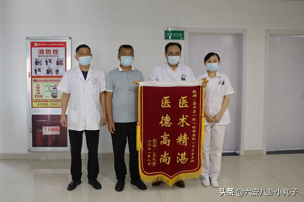 救治两人被一支钢管刺穿,被压碎胸口抢救的人