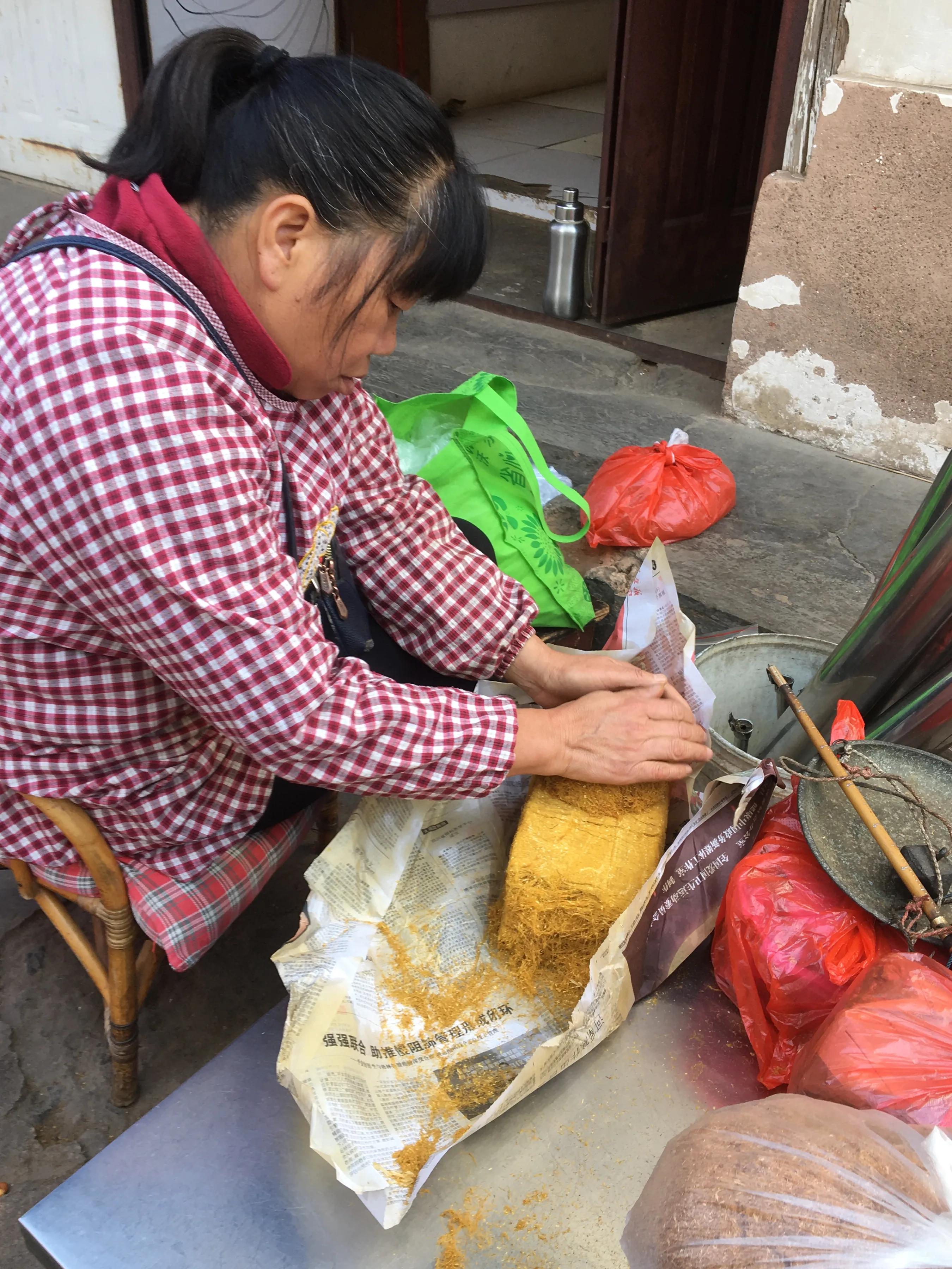 云南人抽烟,云南人抽烟方式