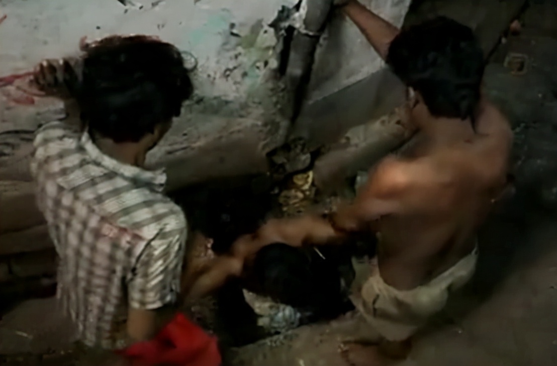 印度穷人下水道里淘金,印度穷人淘金