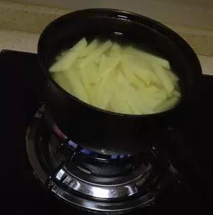 在家里做薯条吃又干净又卫生,孩子自己动手做薯条又简单又好吃