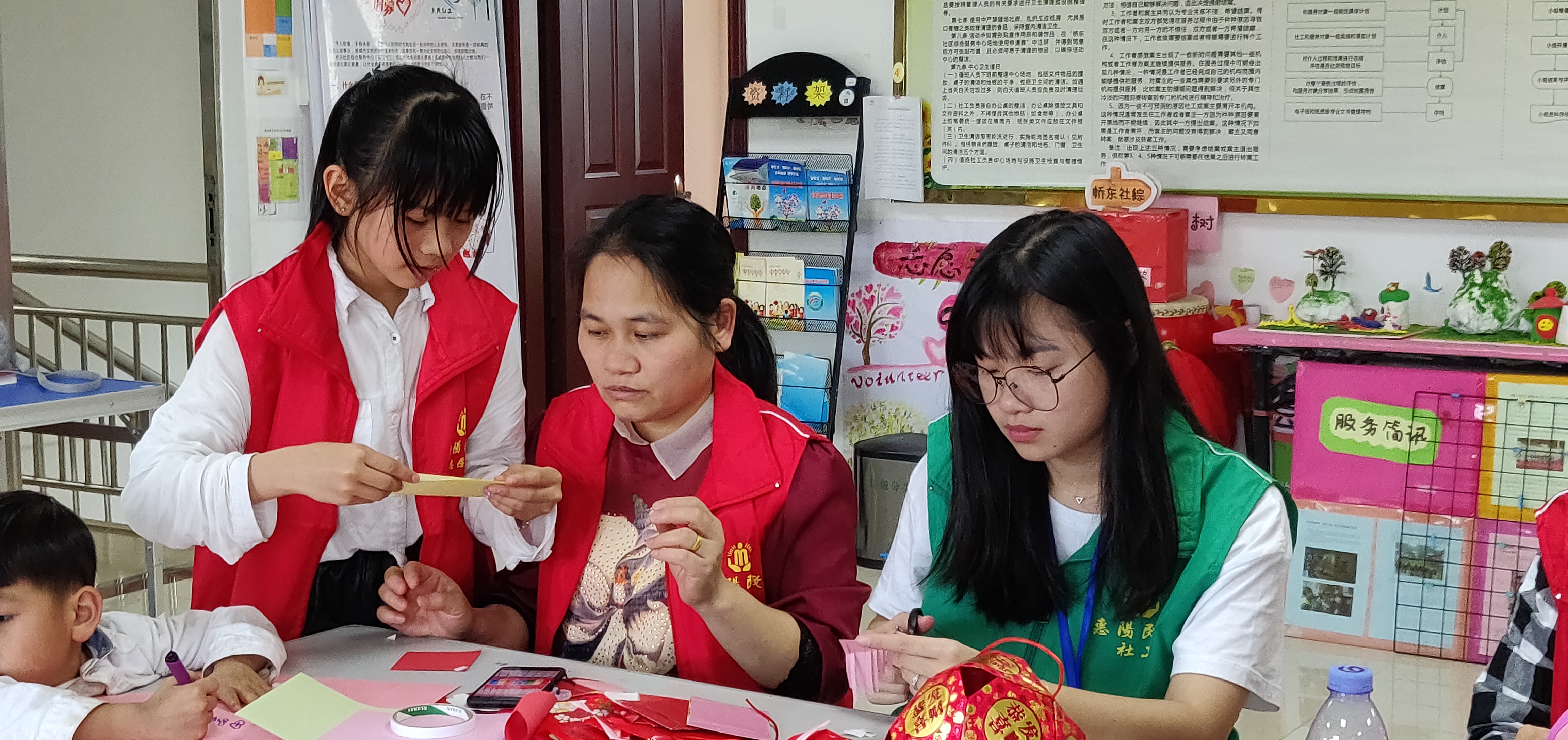 一起做个灯笼闹元宵——桥东社区开展元宵环保手工DIY志愿服务