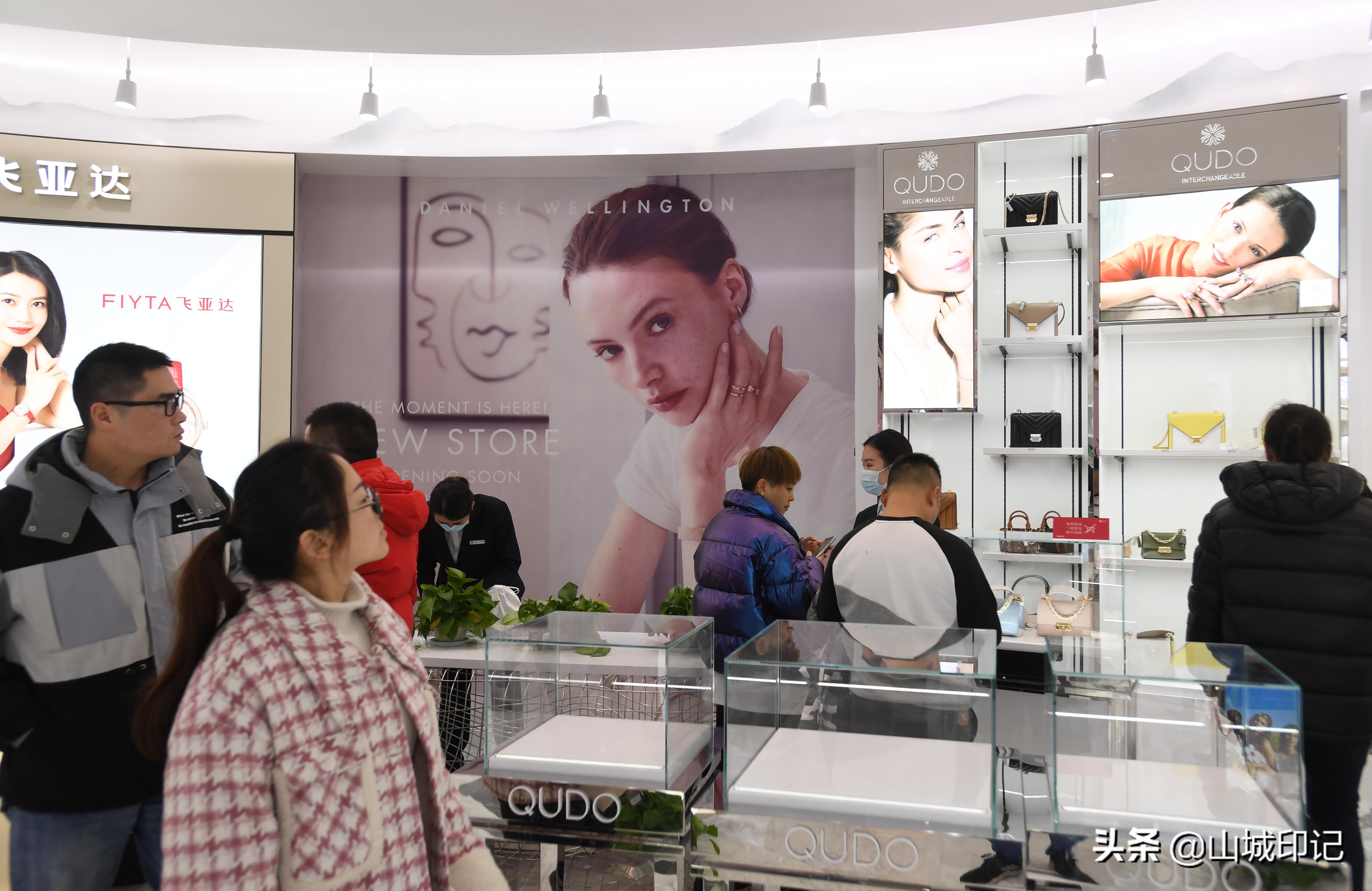 重庆商业百货开业无人光顾,重庆开了一个新商城