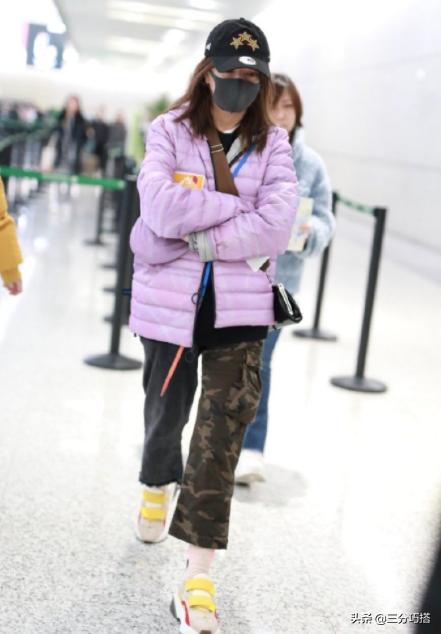 赵薇厉害：44岁露脚踝、穿少女粉，其实比扮嫩更困难的是自信