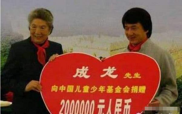 几十年来，成龙有过哪些“幼稚”的举动？