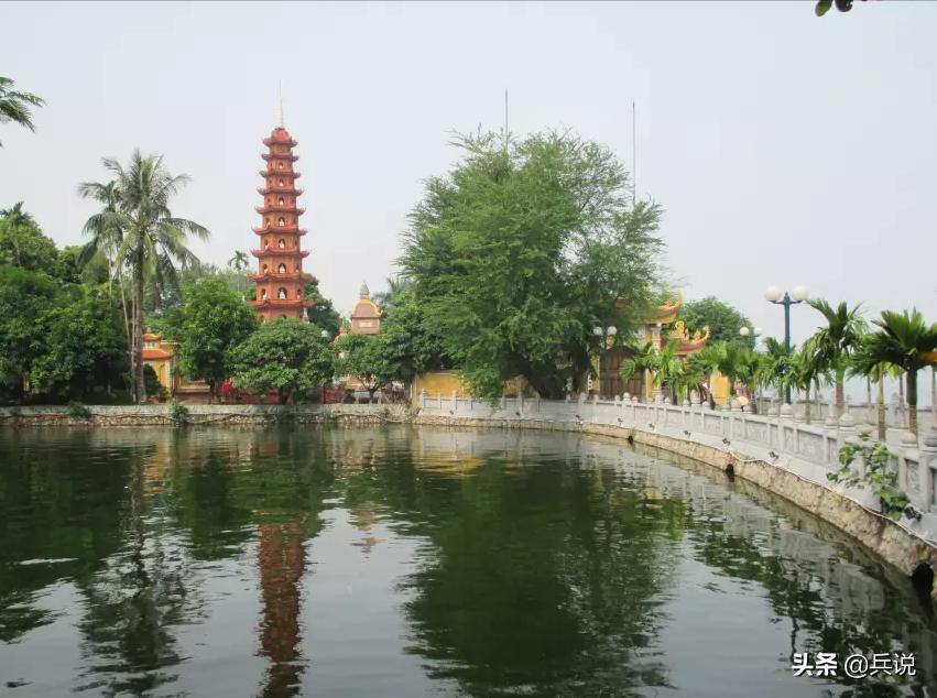 越南老兵重回当年战斗过的洞穴 (越南老兵回忆丛林战争)