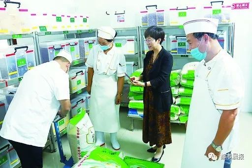 来看看徐州这3所学校食堂，娃娃吃什么校长吃什么