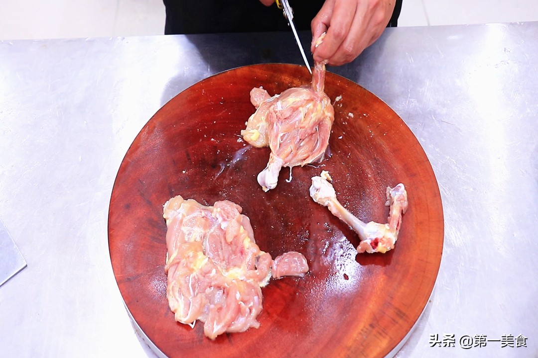 外边卖的鸡排自己制作,外面两块钱的鸡排是怎么做的